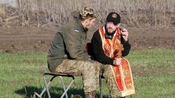 Padre Zelinskyy a colloquio con un militare