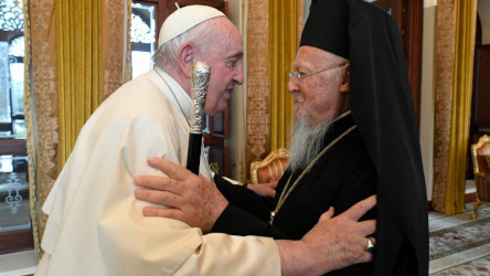 Il papa saluta il patriarca ecumenico di Costantinopoli, Bartolomeo